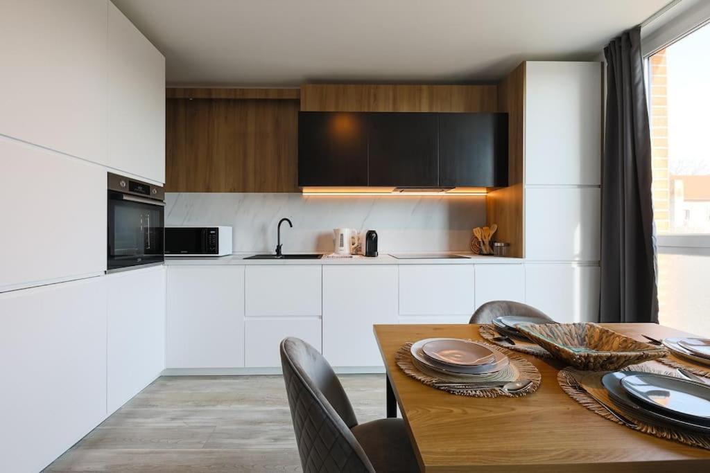 Luxury Apt. Near River & Parking تيميشورا المظهر الخارجي الصورة