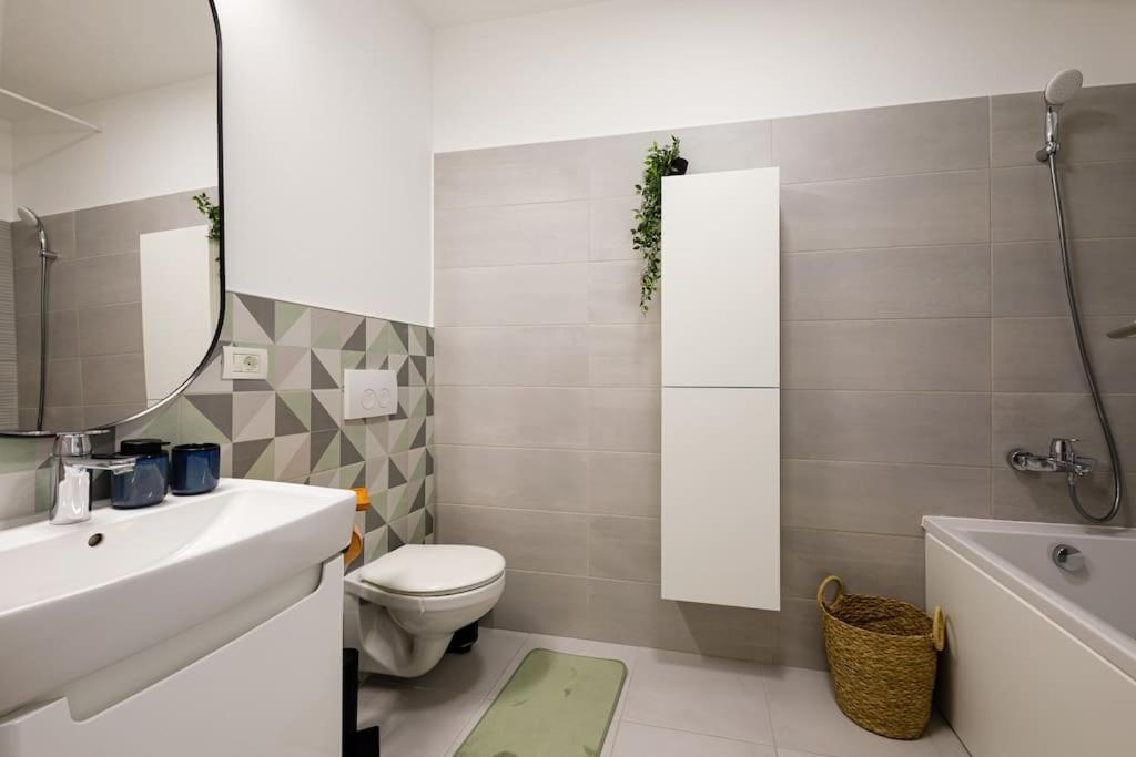 Luxury Apt. Near River & Parking تيميشورا المظهر الخارجي الصورة